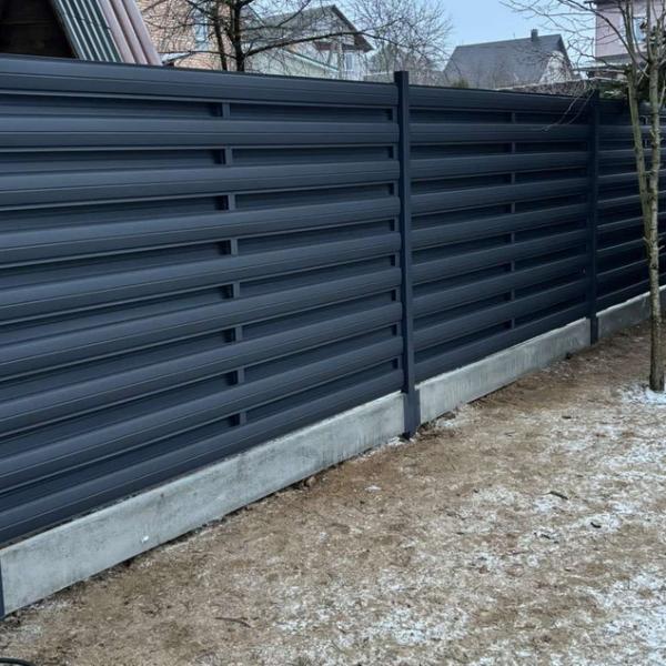 Забор из штакетника по горизантали