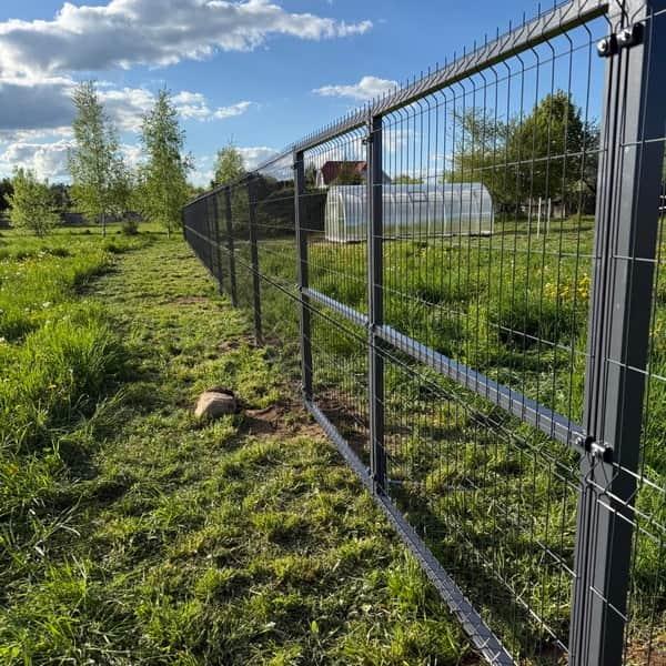 Фото забора из 3Д сетки в коттеджном поселке
