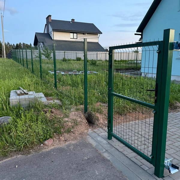Фото проекта 3D забора с откатными воротами в котедже