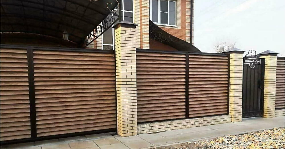 Забор жалюзи с покрытием под дерево и его фотография