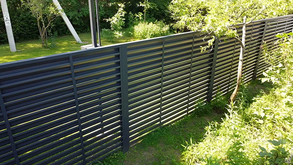 Фото забора жалюзи с матовым покрытием