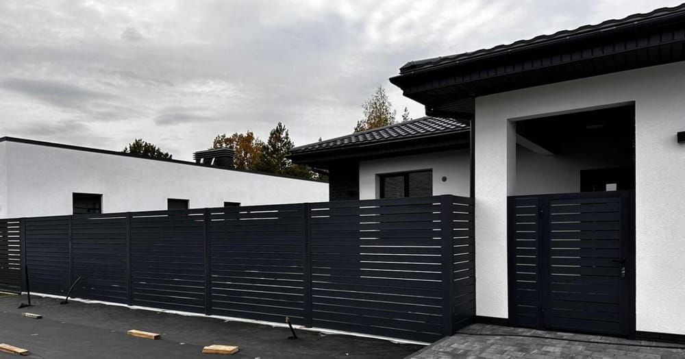 Забор Ранчо серый фотография