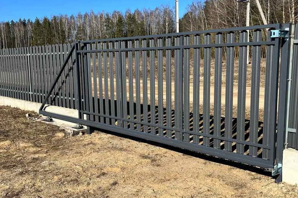 Фото откатных ворот с заполненным штакетником