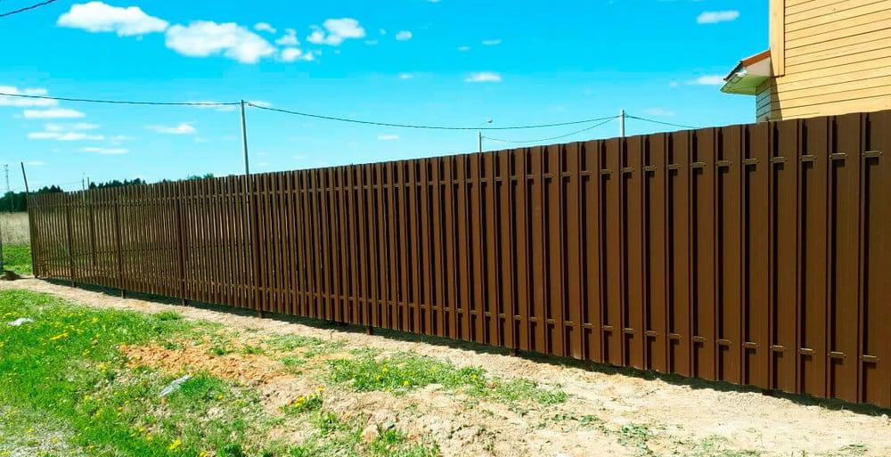 Фото забора штакетник в два ряда (вертикаль)
