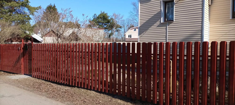 Фото вертикального забора штакетника в один ряд