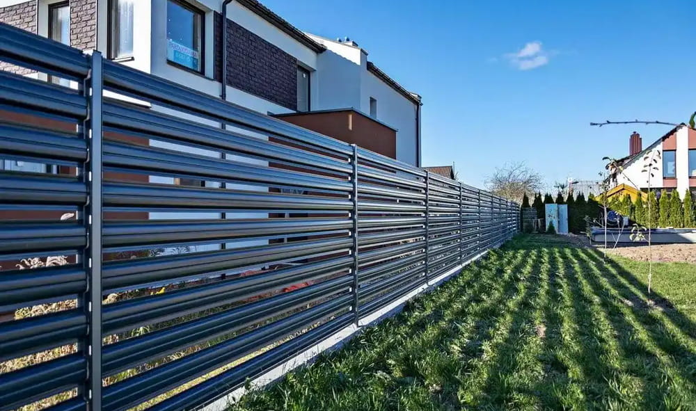 Фото забор штакетник в один ряд