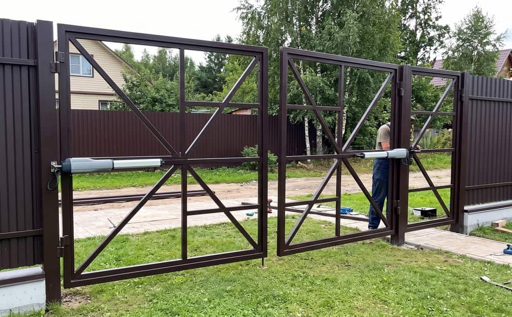 Ворота распашные с калиткой под ключ для загородного дома