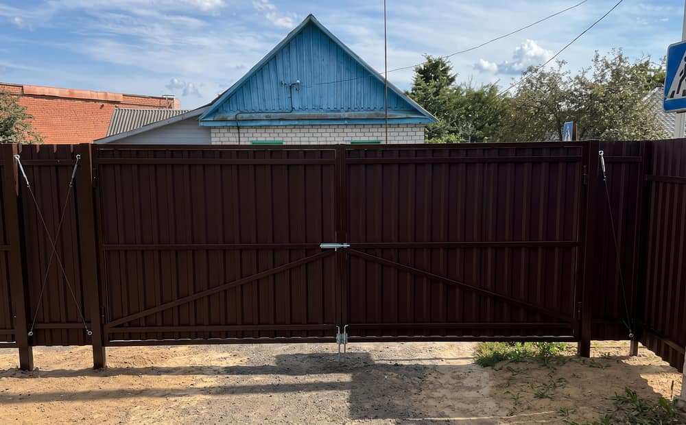 Регулируемая петля на опорном столбе со следами аккуратного сварочного шва и антикоррозийного покрытия Петли для распашных ворот регулируемые