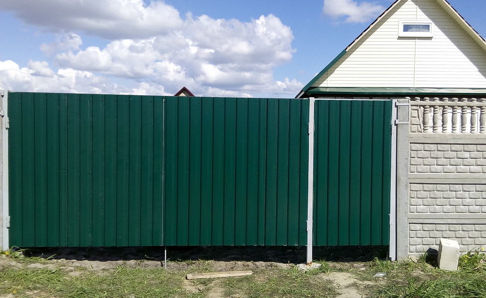 Пример распашных ворот Металлопрофиль